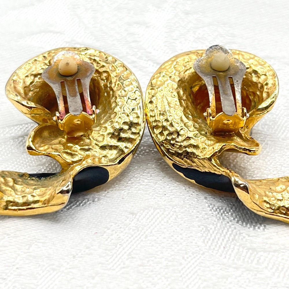 Vintage Chunky Heavy 80s Ribbon Black Enamel on Gold Tone Metal Clip-On Earrings - Picture 7 of 10